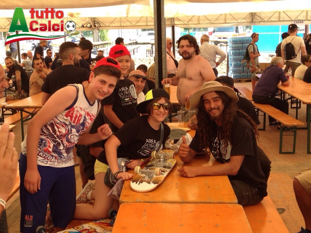 4-Cody Lockwood realizzatore dello skatapark, sigla autografi a giovani skaters .jpg