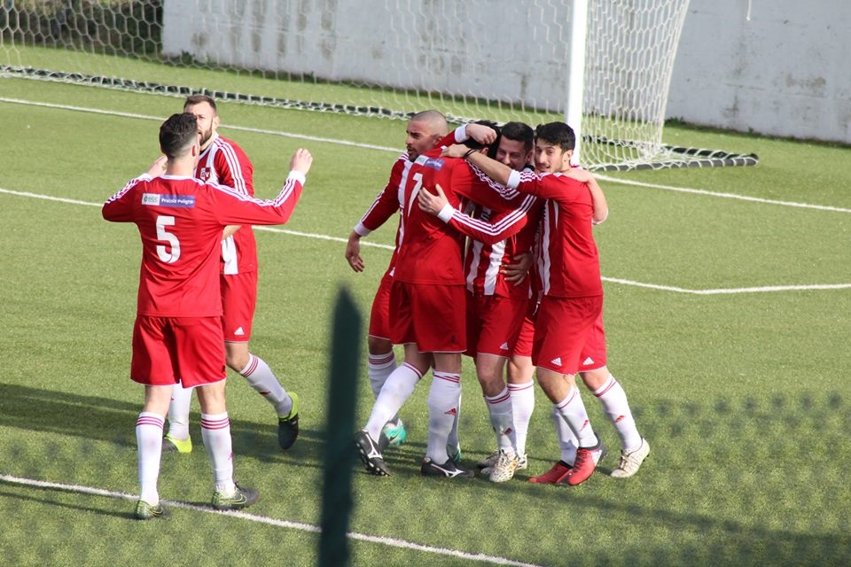 L'abbraccio dopo la rete di Vitone in occasione della vittoria sul Moro Paganica